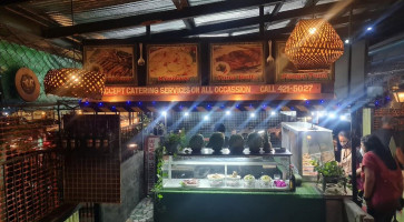 The Avenue Grill outside
